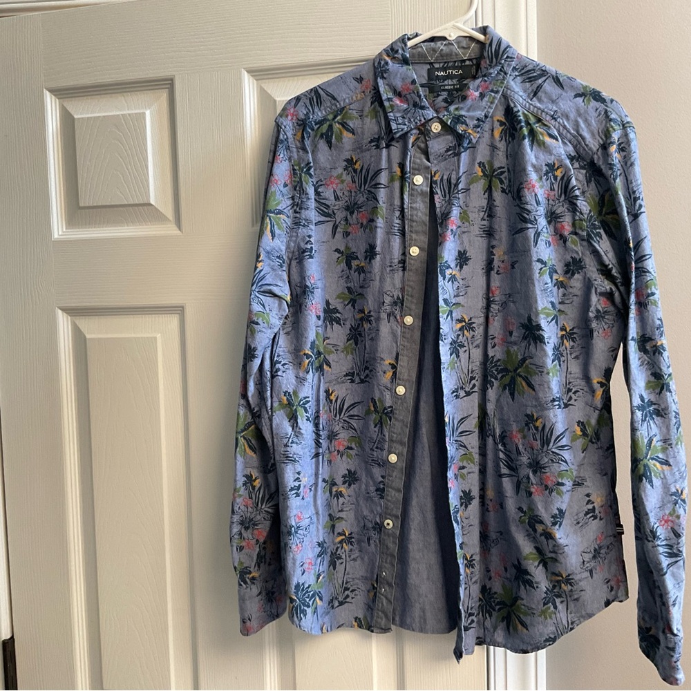Never worn!
Nautica Tropical Print Shirt in Blue and Green. SzM
